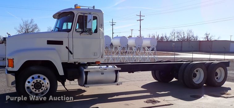 image for item IS9392 2001 Mack CH613  truck cab and chassis