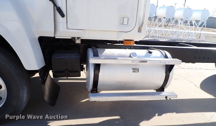 image for item IS9392 2001 Mack CH613  truck cab and chassis