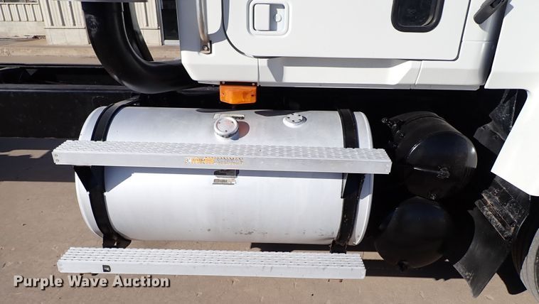 image for item IS9392 2001 Mack CH613  truck cab and chassis