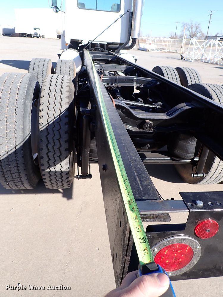 image for item IS9392 2001 Mack CH613  truck cab and chassis