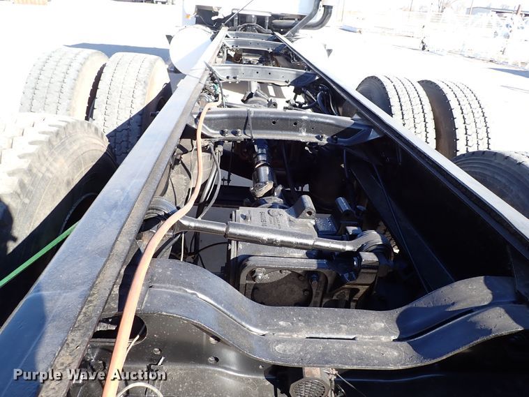 image for item IS9392 2001 Mack CH613  truck cab and chassis