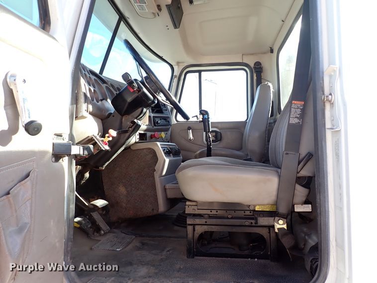 image for item IS9392 2001 Mack CH613  truck cab and chassis