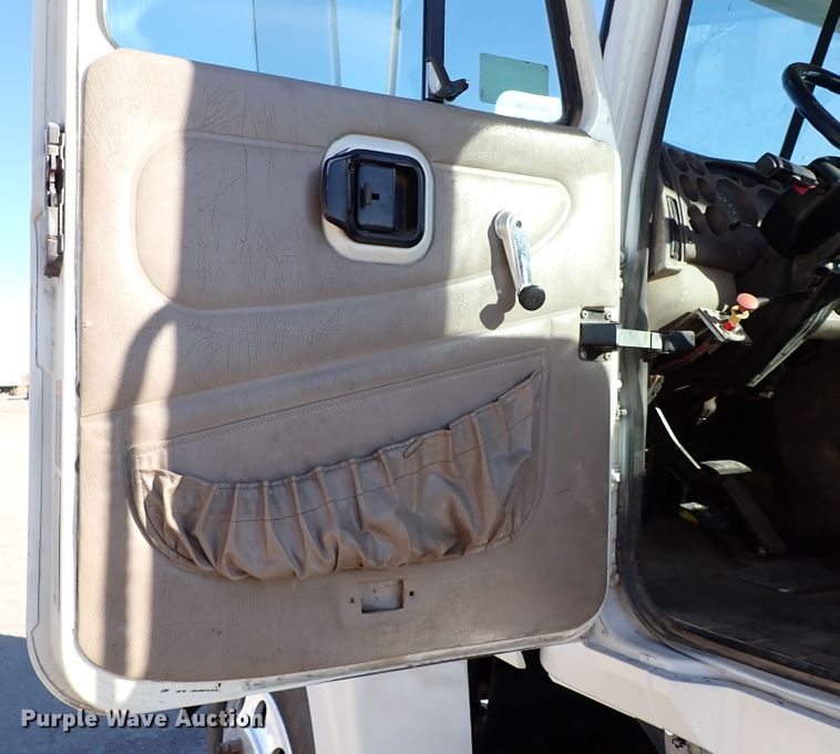 image for item IS9392 2001 Mack CH613  truck cab and chassis