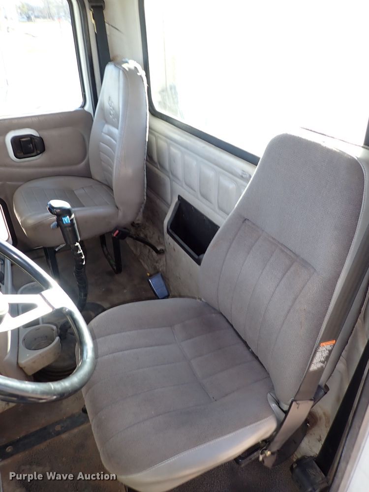 image for item IS9392 2001 Mack CH613  truck cab and chassis