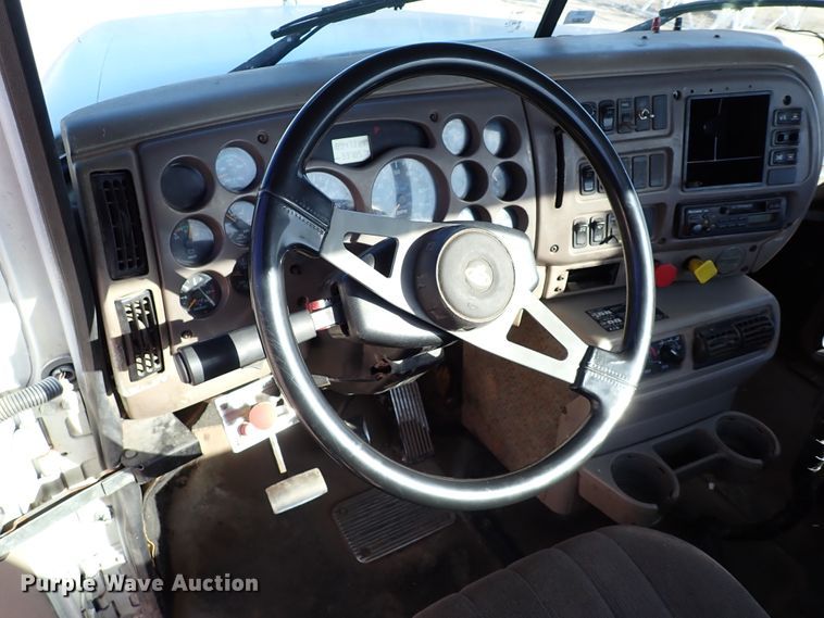 image for item IS9392 2001 Mack CH613  truck cab and chassis