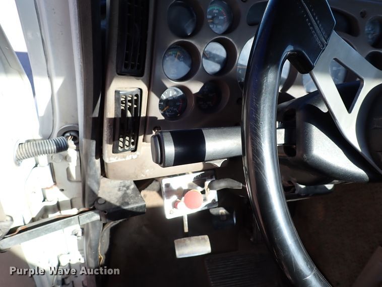 image for item IS9392 2001 Mack CH613  truck cab and chassis