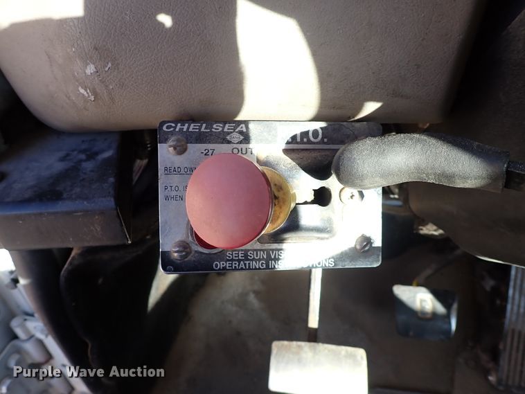 image for item IS9392 2001 Mack CH613  truck cab and chassis