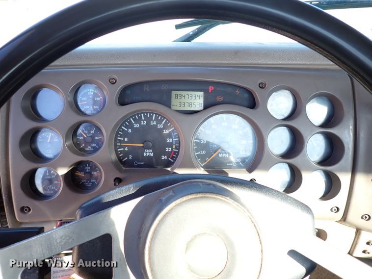 image for item IS9392 2001 Mack CH613  truck cab and chassis