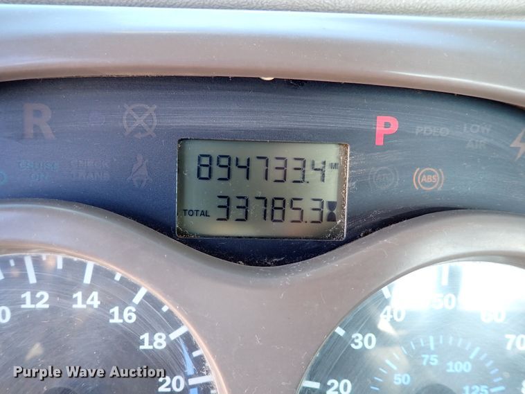 image for item IS9392 2001 Mack CH613  truck cab and chassis