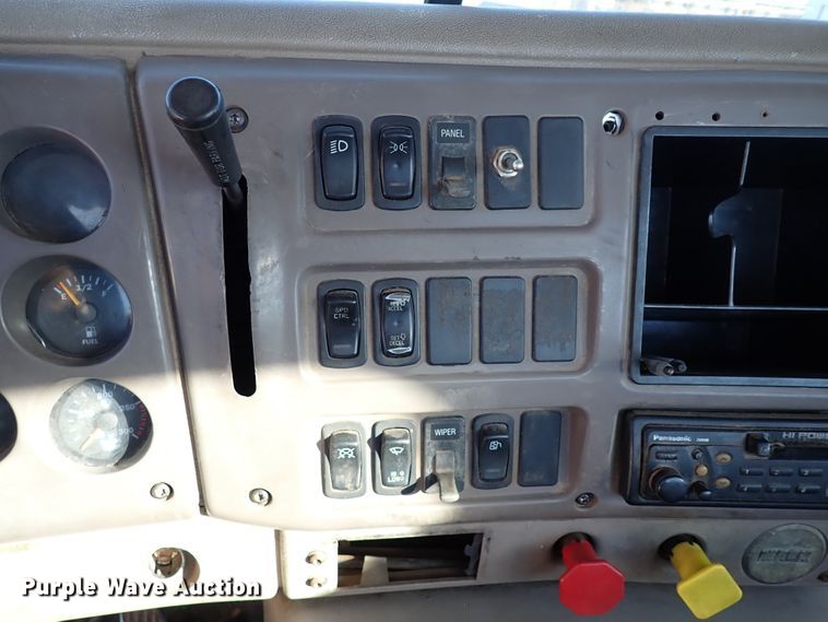 image for item IS9392 2001 Mack CH613  truck cab and chassis