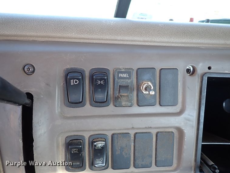 image for item IS9392 2001 Mack CH613  truck cab and chassis