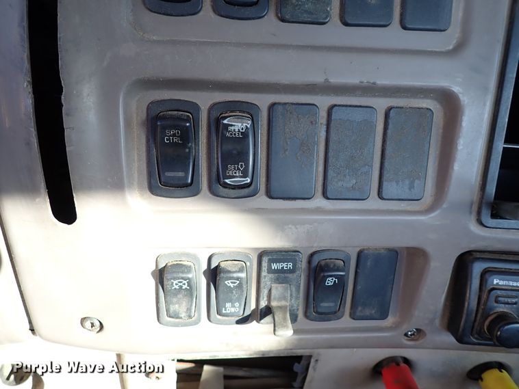 image for item IS9392 2001 Mack CH613  truck cab and chassis