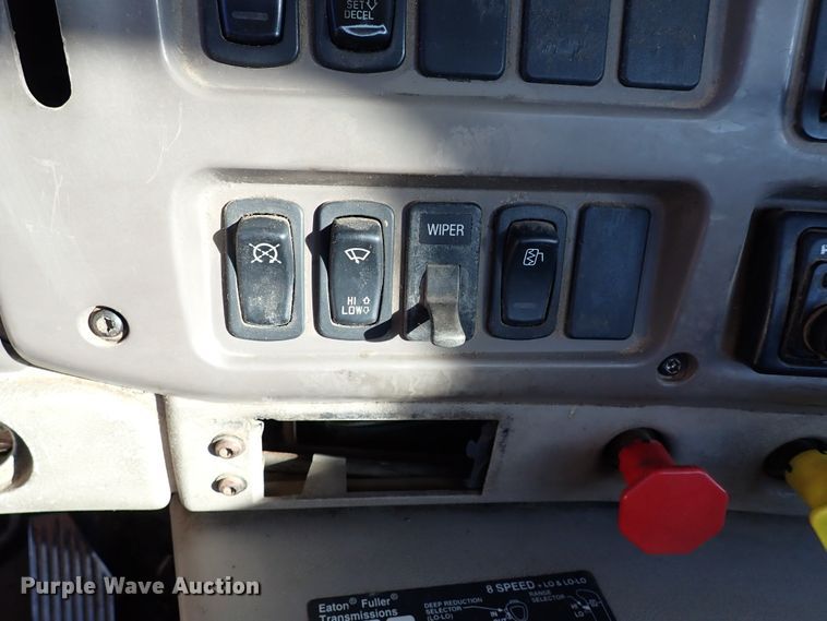 image for item IS9392 2001 Mack CH613  truck cab and chassis