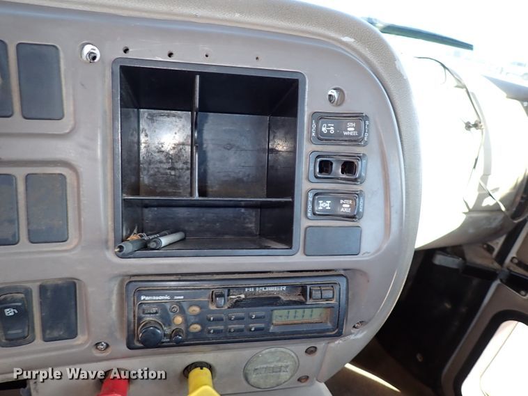 image for item IS9392 2001 Mack CH613  truck cab and chassis