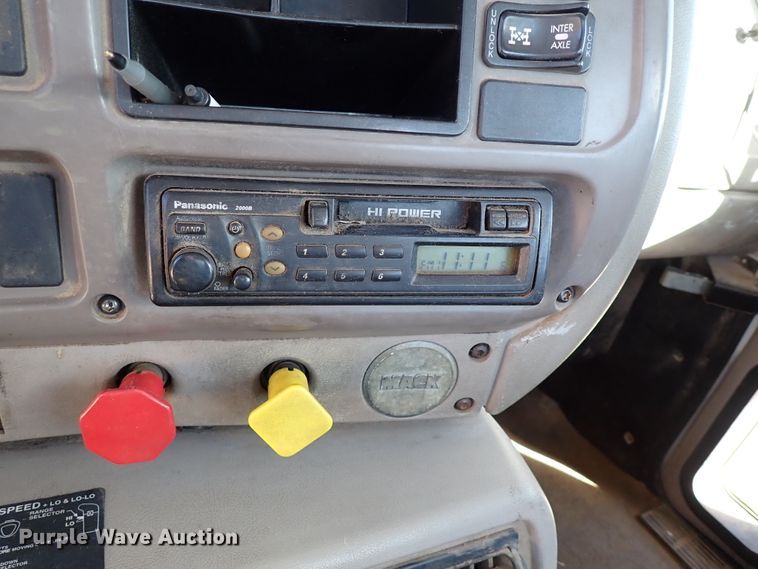 image for item IS9392 2001 Mack CH613  truck cab and chassis