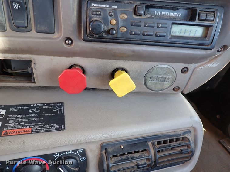 image for item IS9392 2001 Mack CH613  truck cab and chassis