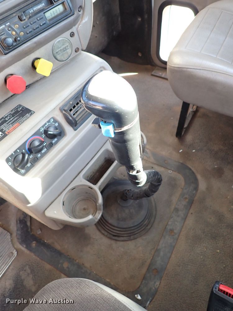 image for item IS9392 2001 Mack CH613  truck cab and chassis