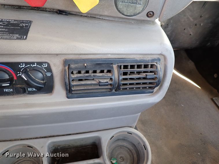 image for item IS9392 2001 Mack CH613  truck cab and chassis