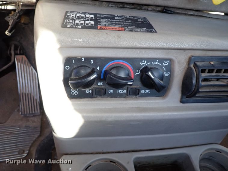 image for item IS9392 2001 Mack CH613  truck cab and chassis