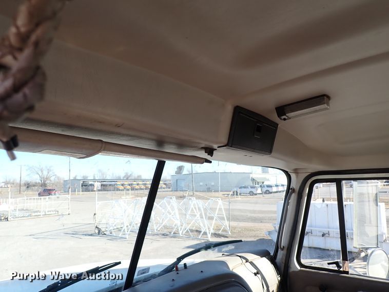 image for item IS9392 2001 Mack CH613  truck cab and chassis