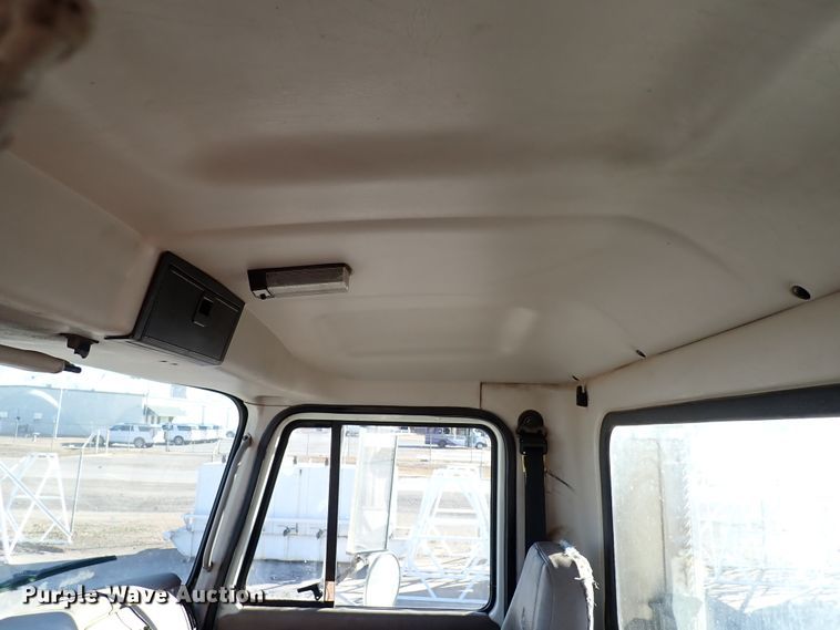 image for item IS9392 2001 Mack CH613  truck cab and chassis