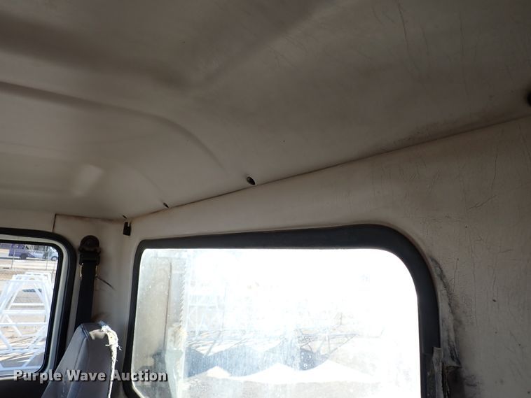 image for item IS9392 2001 Mack CH613  truck cab and chassis