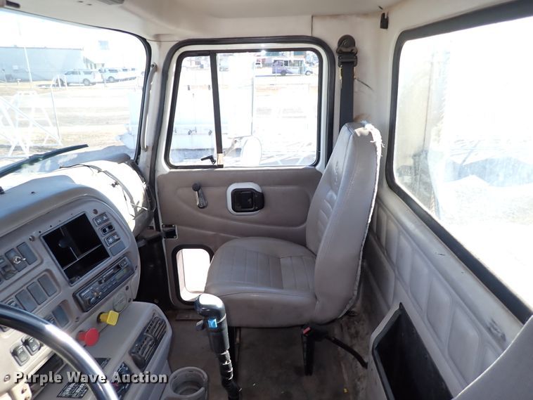 image for item IS9392 2001 Mack CH613  truck cab and chassis