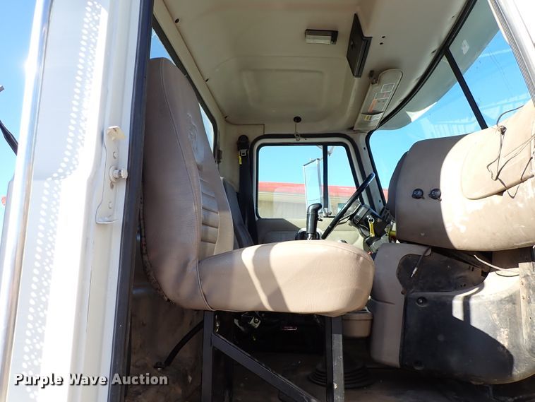 image for item IS9392 2001 Mack CH613  truck cab and chassis