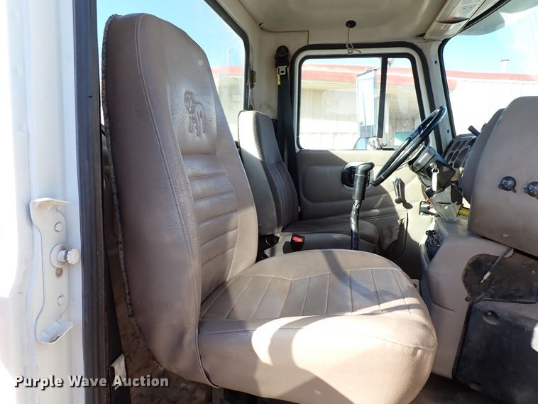 image for item IS9392 2001 Mack CH613  truck cab and chassis