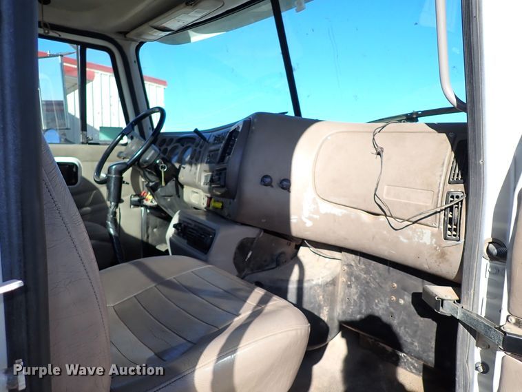 image for item IS9392 2001 Mack CH613  truck cab and chassis