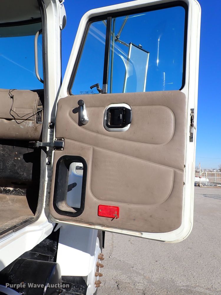 image for item IS9392 2001 Mack CH613  truck cab and chassis