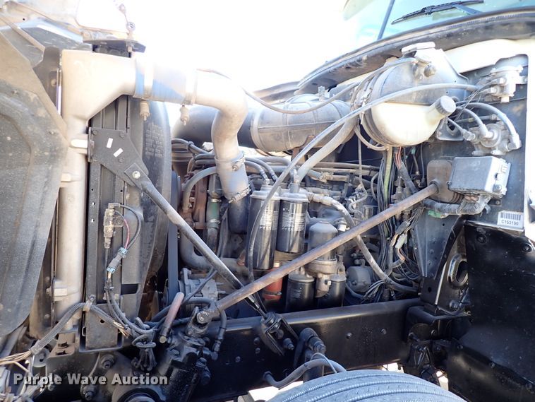 image for item IS9392 2001 Mack CH613  truck cab and chassis