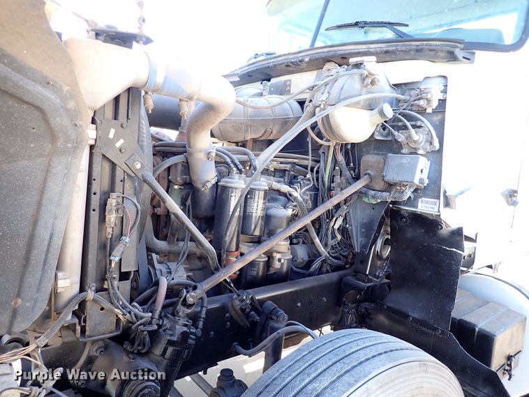 image for item IS9392 2001 Mack CH613  truck cab and chassis