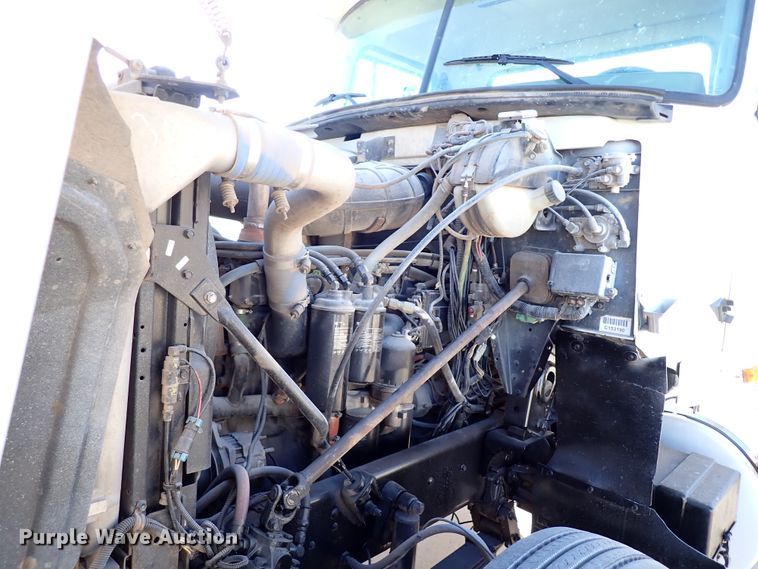 image for item IS9392 2001 Mack CH613  truck cab and chassis