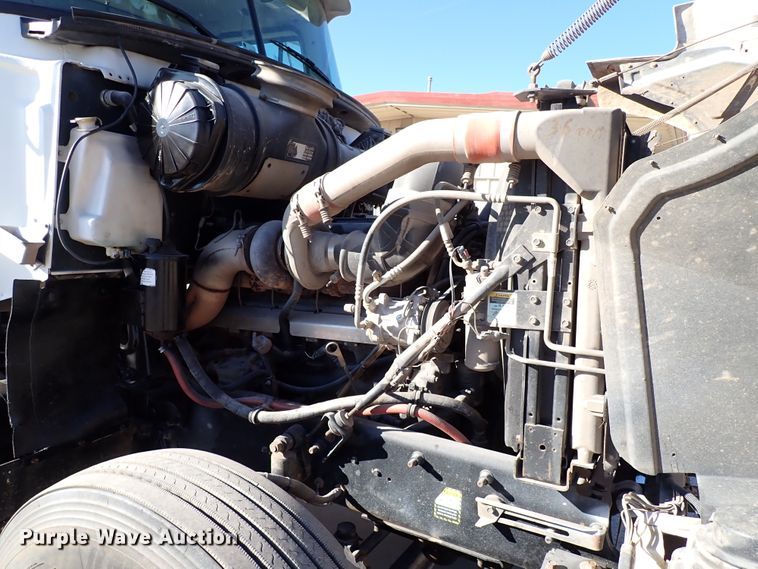 image for item IS9392 2001 Mack CH613  truck cab and chassis