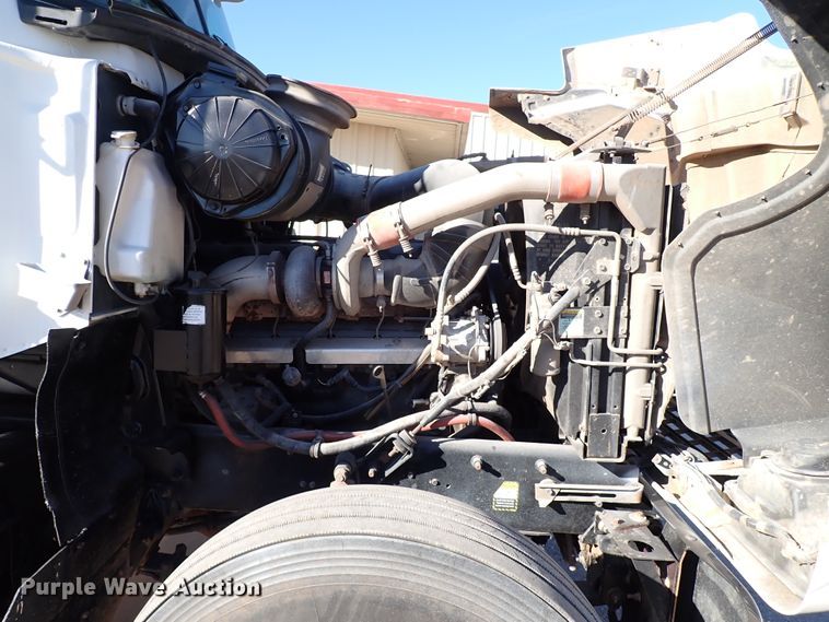 image for item IS9392 2001 Mack CH613  truck cab and chassis