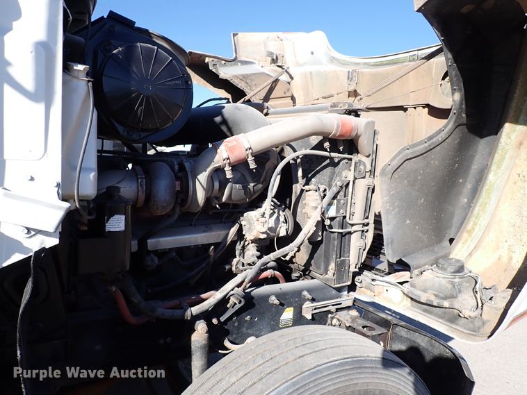 image for item IS9392 2001 Mack CH613  truck cab and chassis