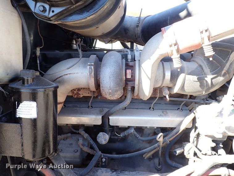 image for item IS9392 2001 Mack CH613  truck cab and chassis