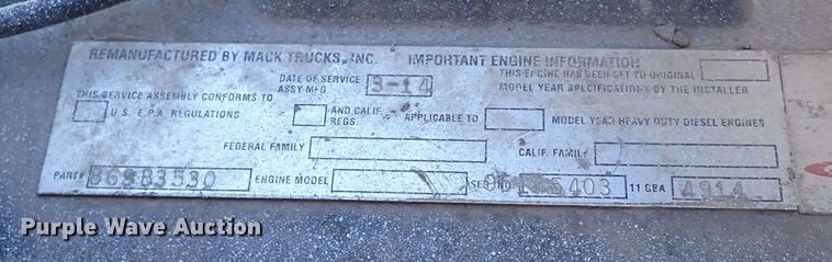 image for item IS9392 2001 Mack CH613  truck cab and chassis
