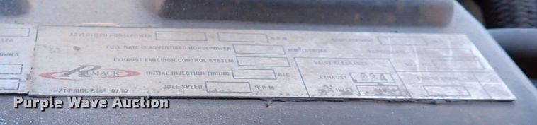 image for item IS9392 2001 Mack CH613  truck cab and chassis