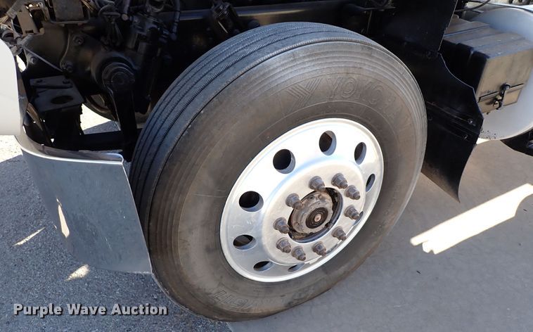 image for item IS9392 2001 Mack CH613  truck cab and chassis