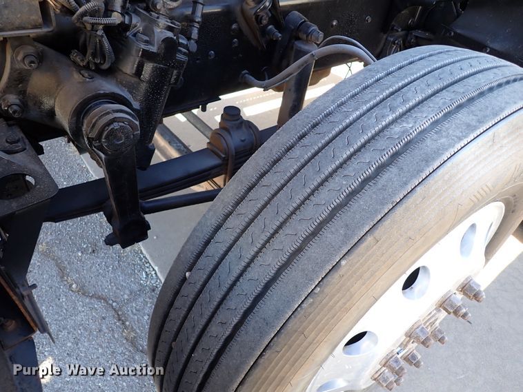 image for item IS9392 2001 Mack CH613  truck cab and chassis