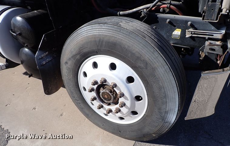 image for item IS9392 2001 Mack CH613  truck cab and chassis