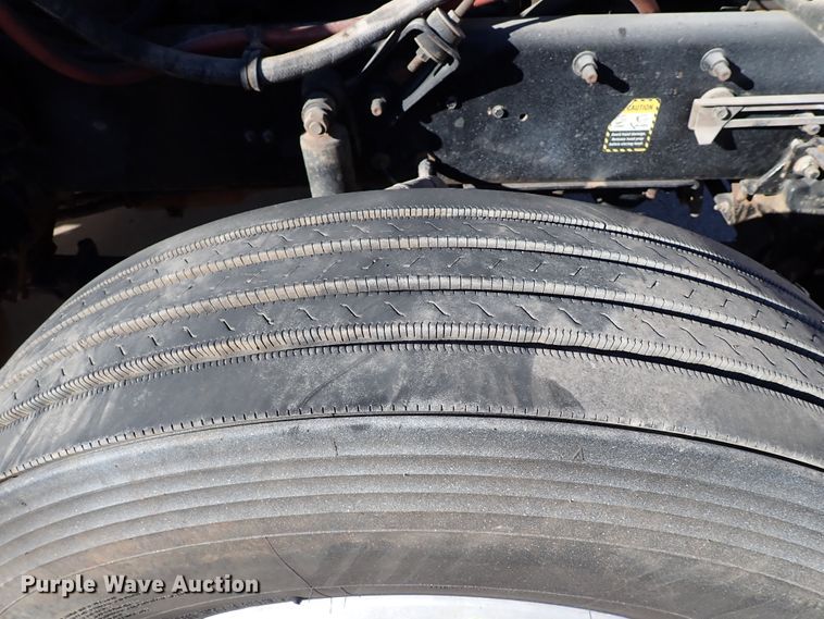 image for item IS9392 2001 Mack CH613  truck cab and chassis