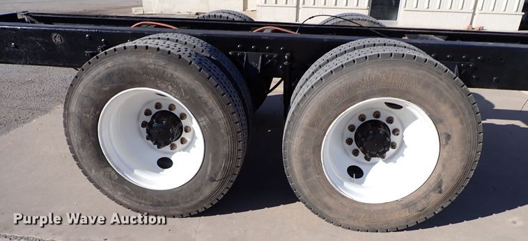 image for item IS9392 2001 Mack CH613  truck cab and chassis