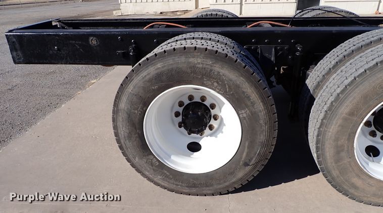 image for item IS9392 2001 Mack CH613  truck cab and chassis