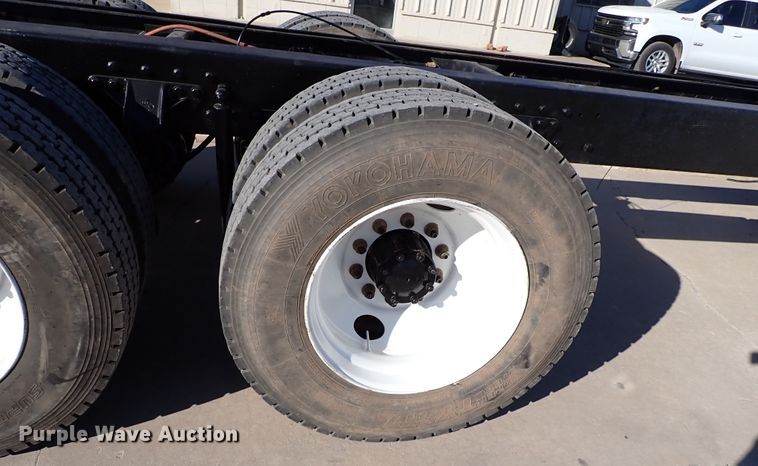 image for item IS9392 2001 Mack CH613  truck cab and chassis