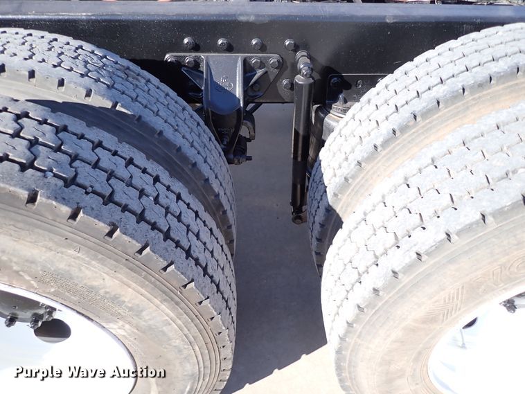 image for item IS9392 2001 Mack CH613  truck cab and chassis