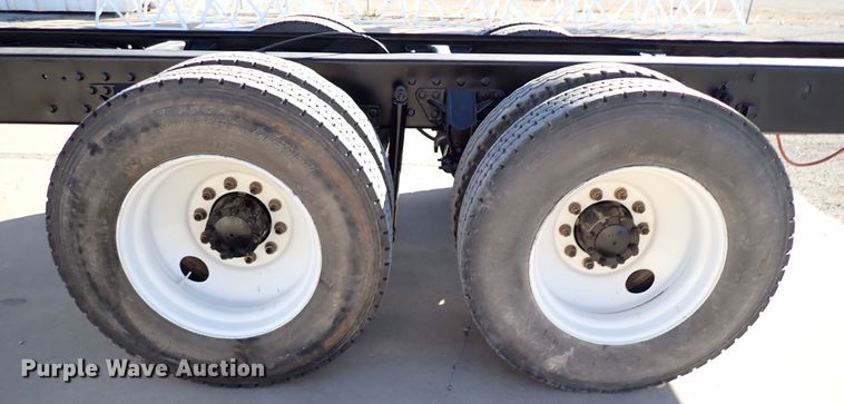 image for item IS9392 2001 Mack CH613  truck cab and chassis