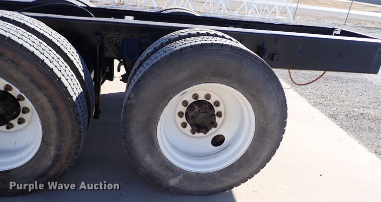 image for item IS9392 2001 Mack CH613  truck cab and chassis